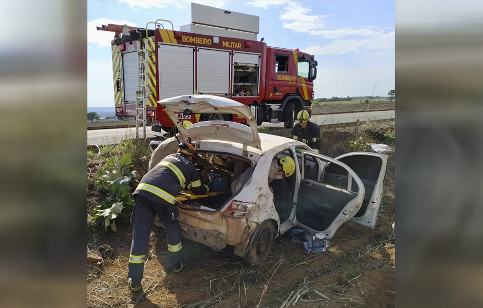 Homem dorme ao volante e capota carro em Luziânia