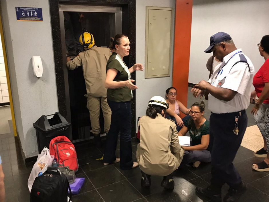 Quatro estudantes ficam presos em elevador na PUC-GO