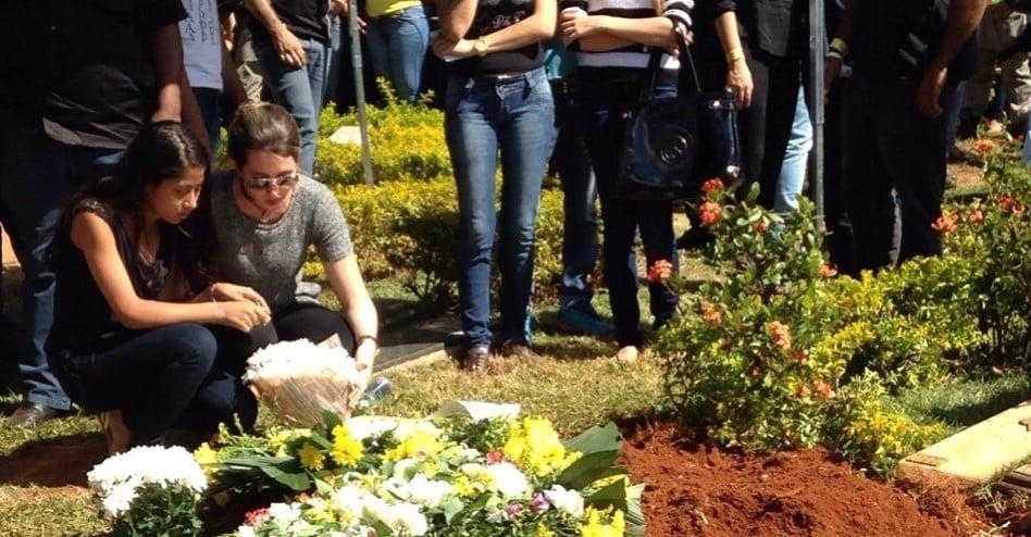 Familiares e fãs prestando homenagem ao cantor Cristiano Araújo