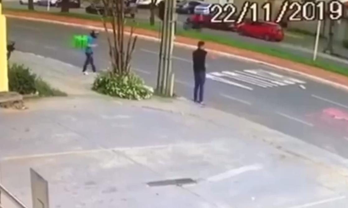 Caso é o segundo em menos de uma semana na Alameda Ricardo Paranhos. Suspeito levou o relógio da vítima, que afirma que o homem estava armado (Foto: Reprodução)