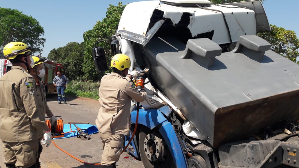 A peça que atingiu o caminhoneiro pesava 15 toneladas (Foto: Divulgação / Bombeiros)