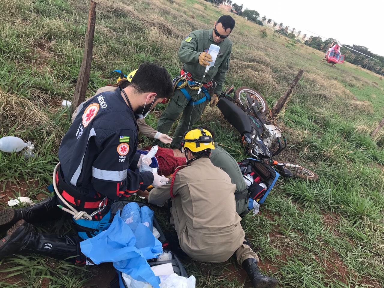 Um motociclista ficou gravemente ferido depois de bater contra uma cerca fixa, em Trindade. O acidente ocorreu na tarde deste sábado (2). (Foto: Divulgação/Corpo de Bombeiros)