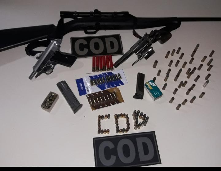 Armamento e munições estavam na casa do suspeito (Foto: Divulgação / PM)