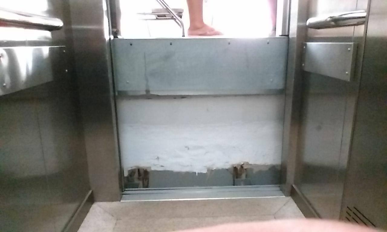 À caminho de sessão de hemodiálise, paciente ficou cerca de 90 minutos no elevador do HGG