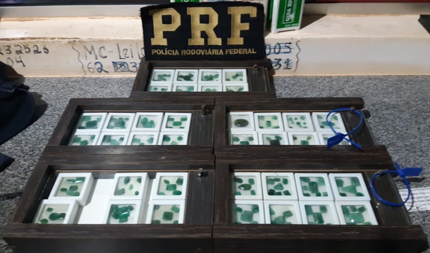 As pedras foram encontradas em uma bolsa de mão, com um homem de 33 anos