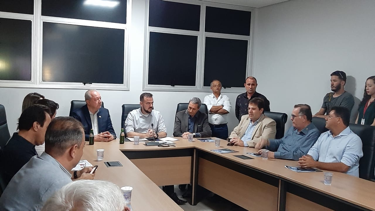 Documento que concede área para a expansão da empresa foi assinado pelo prefeito e pelo presidente da fábrica de refrigerantes durante cerimônia, em Aparecida de Goiânia (Foto: Thaynara Cunha / Mais Goiás)