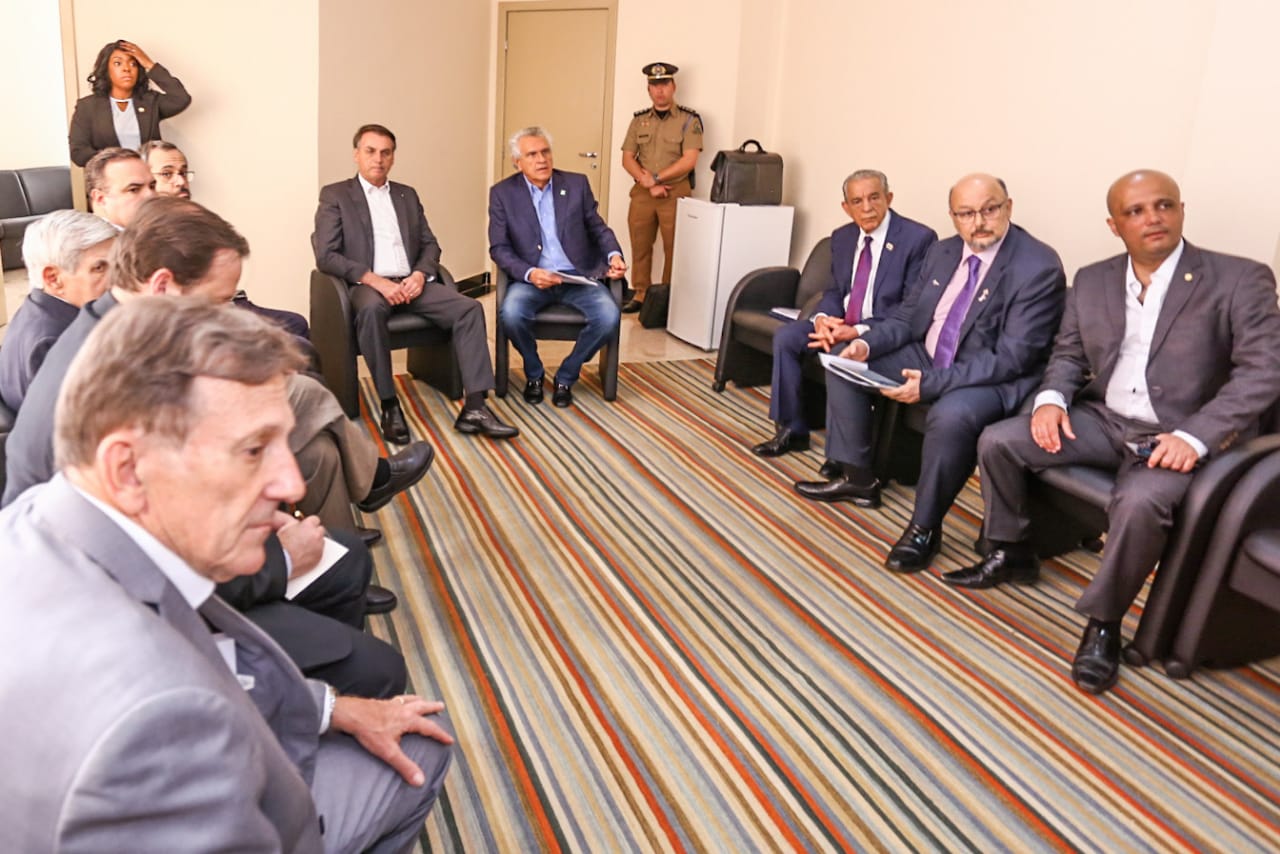 Bolsonaro não fala com imprensa, mas defende família nas provas do Enem em discurso