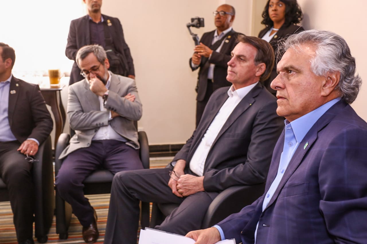 "Minha posição é divergente da do presidente”, diz Caiado sobre isolamento