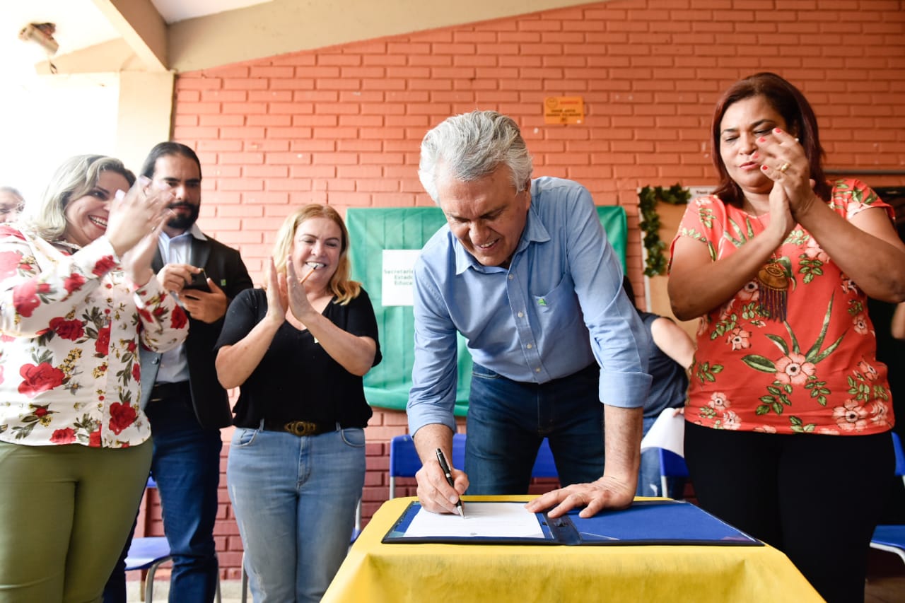 Durante a assinatura da ordem de serviço no CEJA Arco Íris, primeira unidade beneficiada, governador assegurou que, conforme compromisso assumido por ele, todo o recurso advindo da redução de gastos na Secretaria de Educação será revertido em benefício da rede de Ensino.