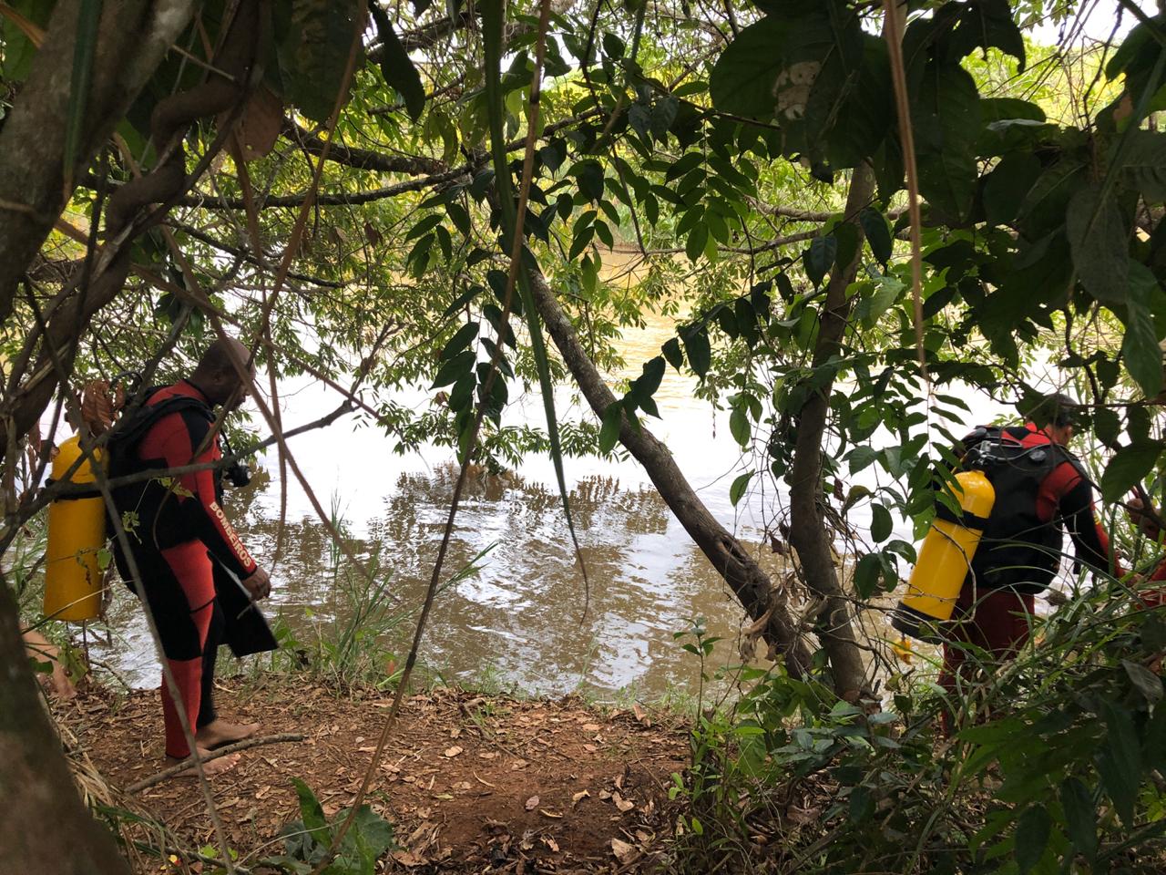 Adolescente se afogou após ser levada pela correnteza; bombeiros localizaram o corpo a seis metros de profundidade (Foto: Divulgação/Bombeiros)