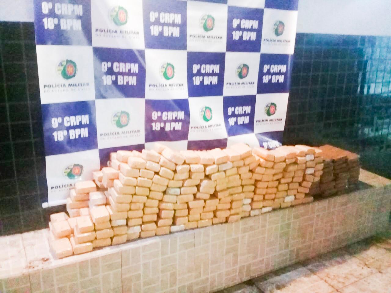 Maconha era transportada na carroceria de uma pick-up; condutor furou um bloqueio policial tentando fugir, mas foi interceptado (Foto: Divulgação/PM)