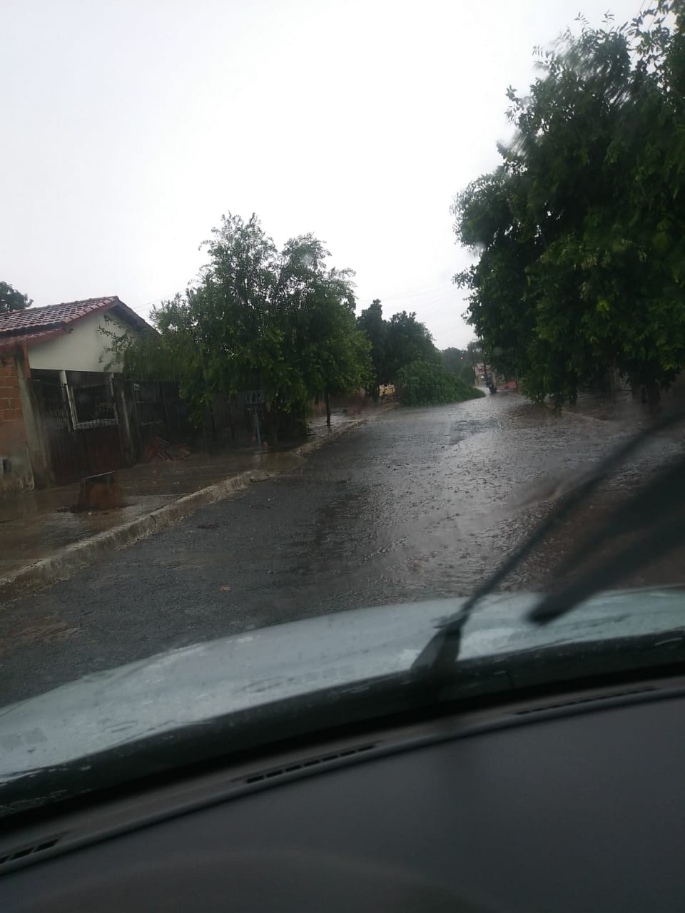 Forte chuva destelha casas e causa prejuízos a moradores de Buriti de Goiás (Foto: Leitor/Mais Goiás)