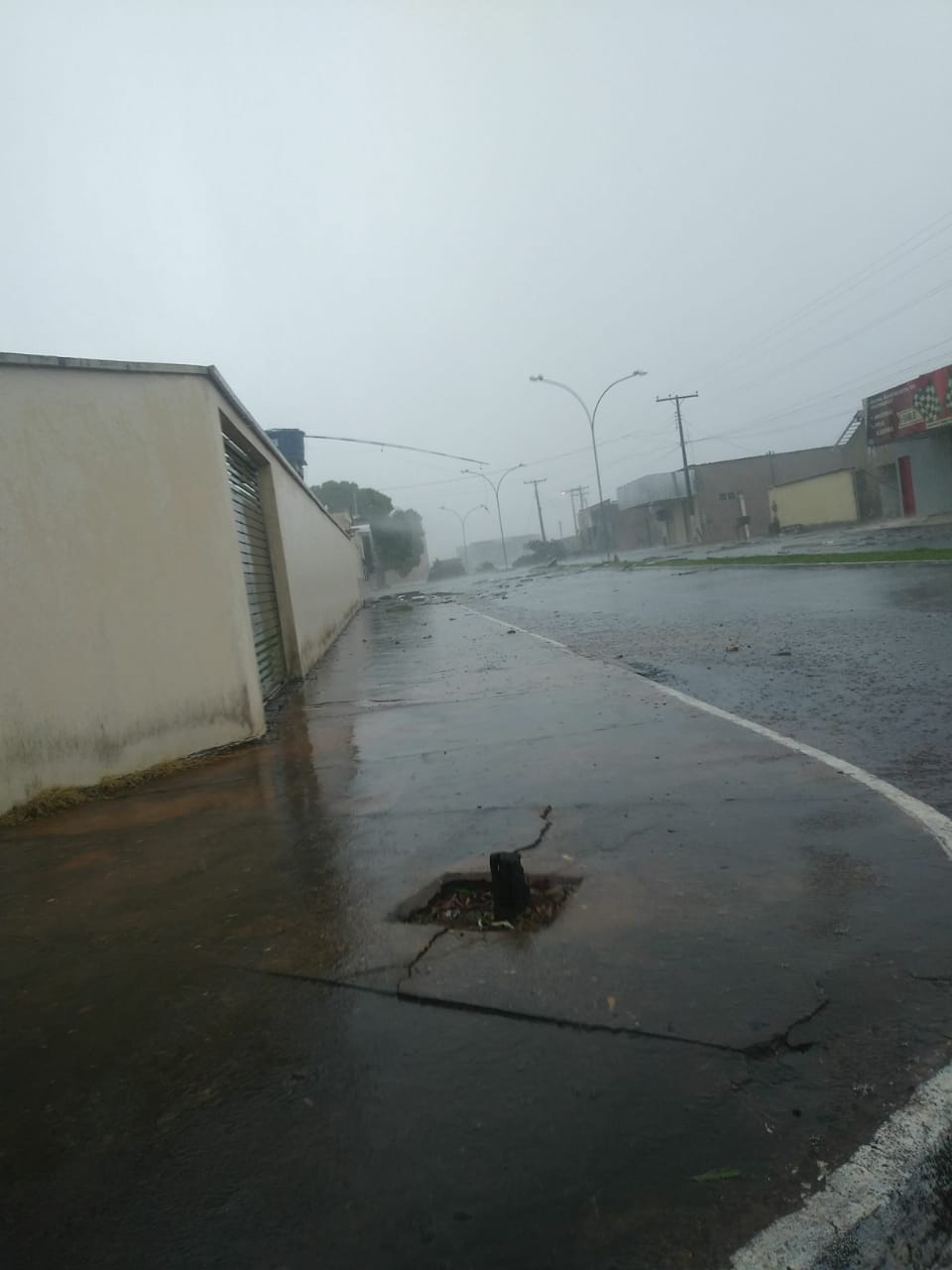 Forte chuva destelha casas e causa prejuízos a moradores de Buriti de Goiás 
