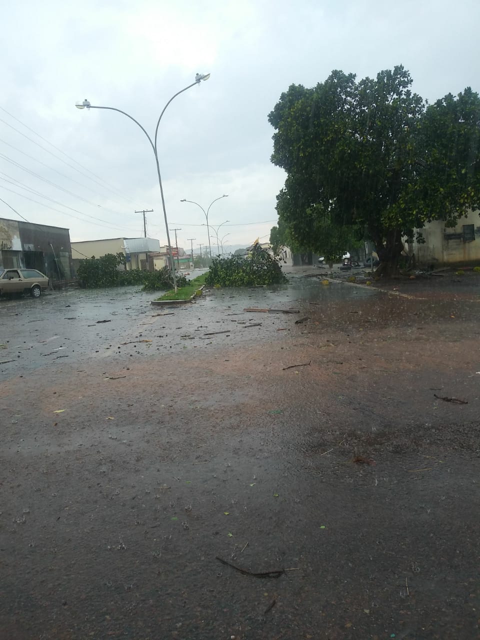 Forte chuva destelha casas e causa prejuízos a moradores de Buriti de Goiás (Foto: Leitor/Mais Goiás)