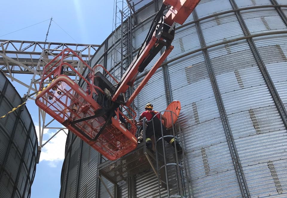 Homem morre soterrado em silo, em Goianira (Foto: Divulgação/Corpo de Bombeiros)