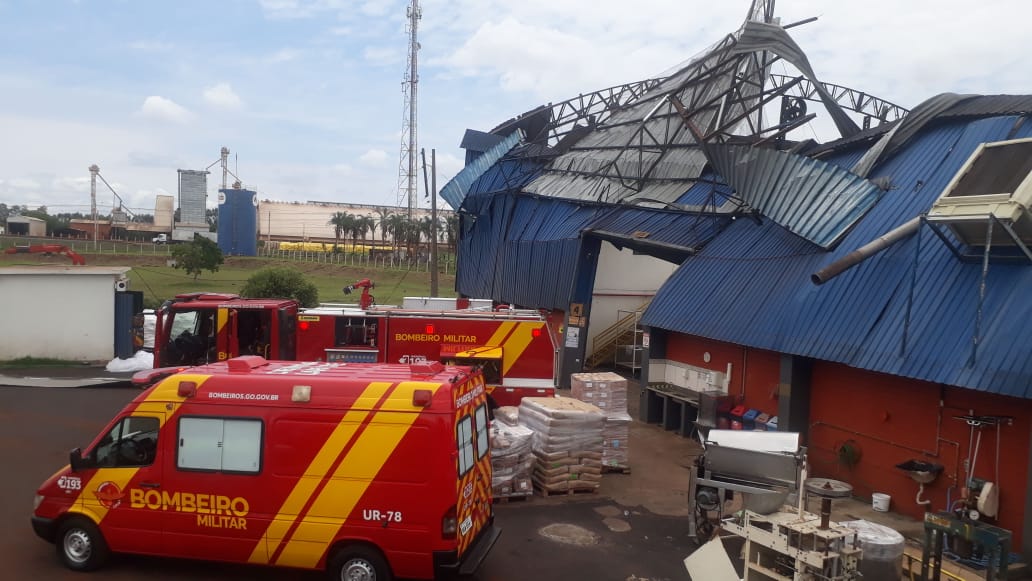 Telhado de fábrica desaba e deixa dois feridos, em Itumbiara
