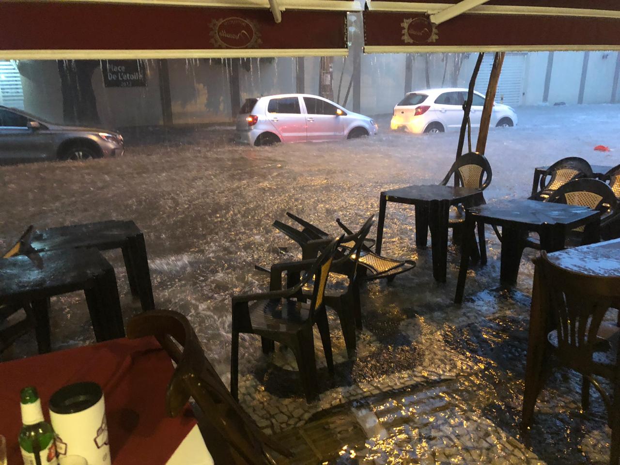 Diversas ruas alagadas foram registradas em vídeos pelos leitores do Mais Goiás.