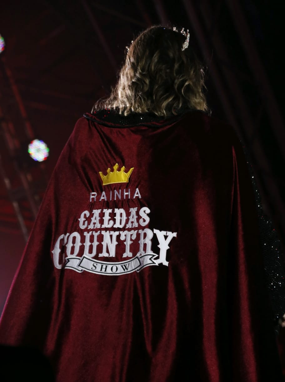 Marília Mendonça é coroada como rainha do Caldas Country Show (Foto: Rosa Marcondes)