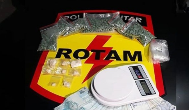 Jovem é preso com 1,4 mil comprimidos de ecstasy em Goiânia (Foto: PM/ Reprodução)