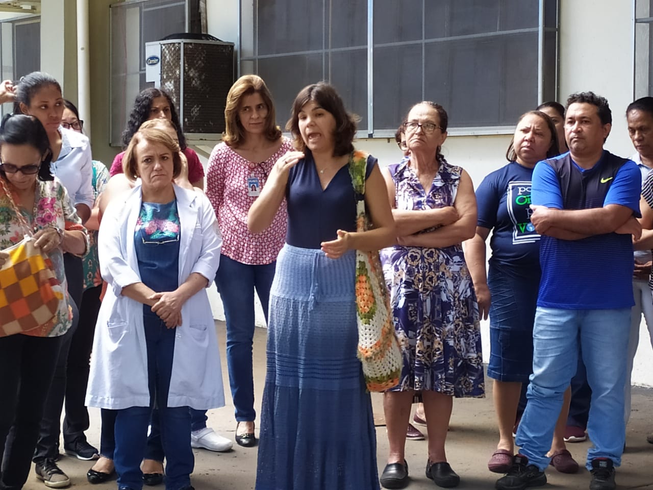 Cerca de 70 servidores do Hospital de Urgências de Goiânia (Hugo), em Goiânia, protestaram contra a remoção de quase 300 funcionários efetivos da unidade. (Foto: Reprodução)