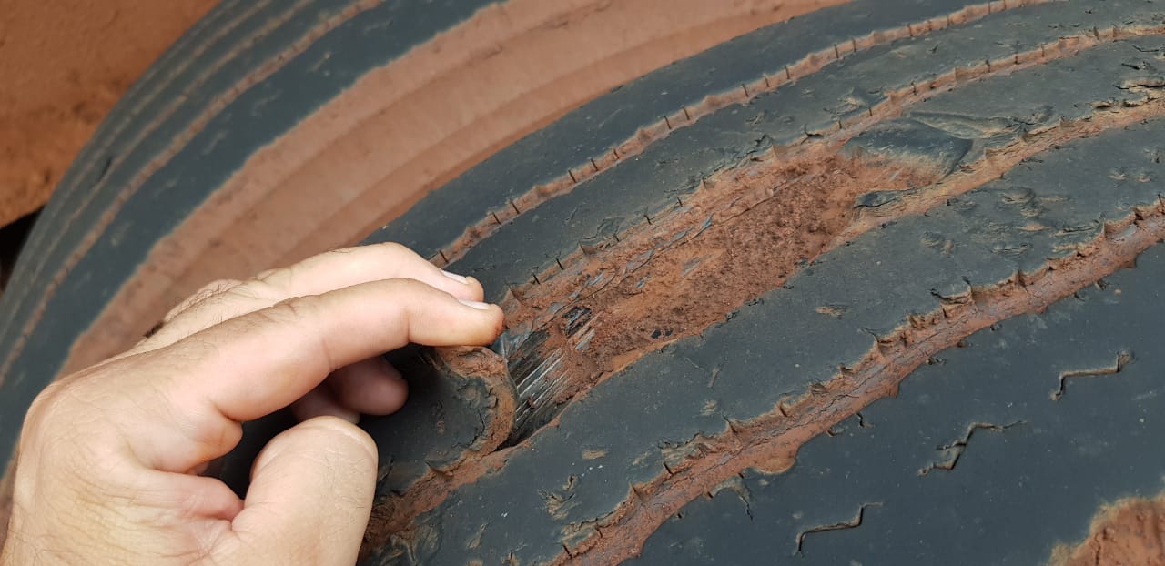 Caminhão com excesso de peso e defeito nos freios é apreendido pela PRF, em Rio Verde