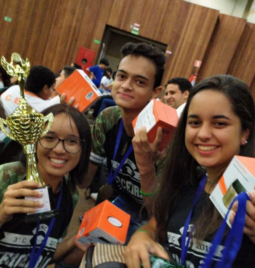 Alunos de colégio estadual criam canudo de pasta de banana e ganham feira, em Catalão