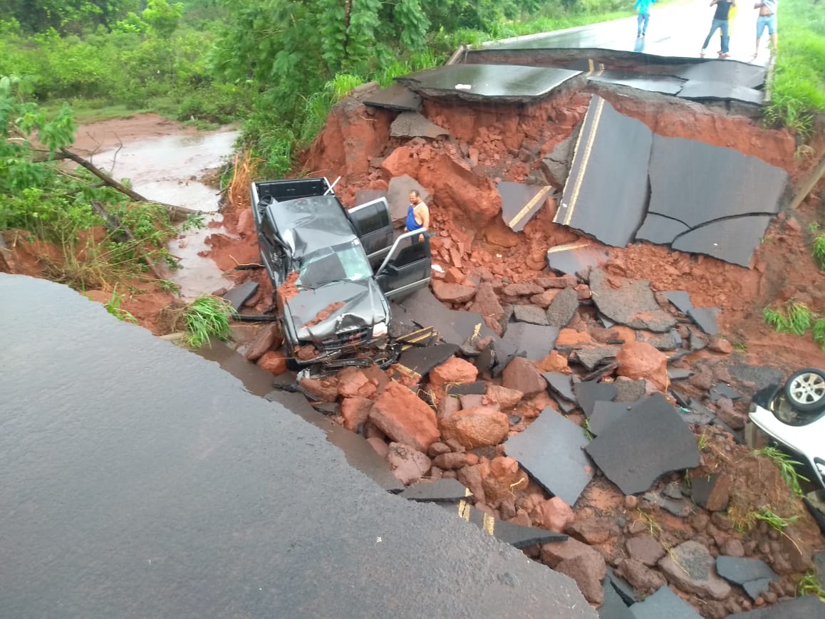 Pista cede e engole veículos na GO-206 (Foto: PM/ Divulgaçao)