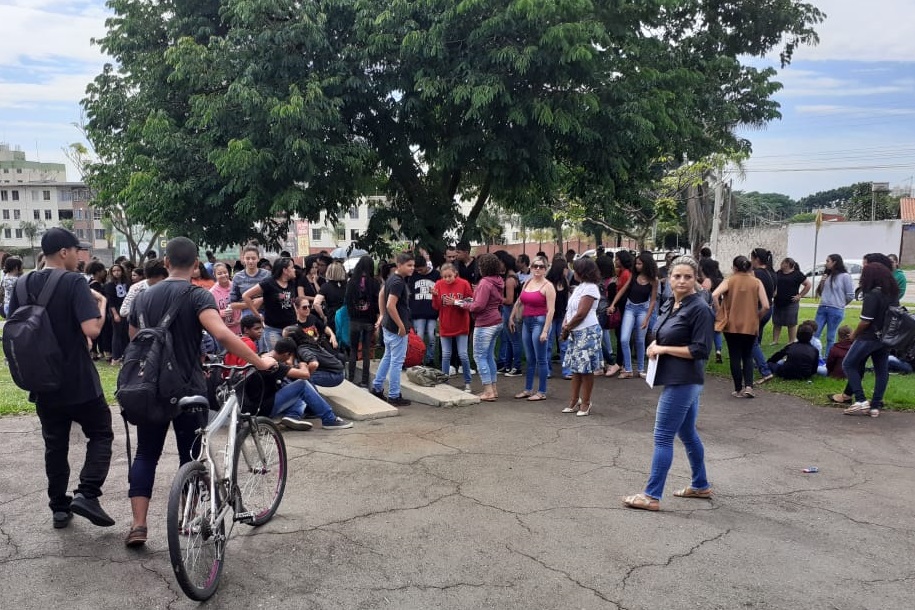 Professores protestam na Seduce contra a retirada de profissionais de apoio das escolas