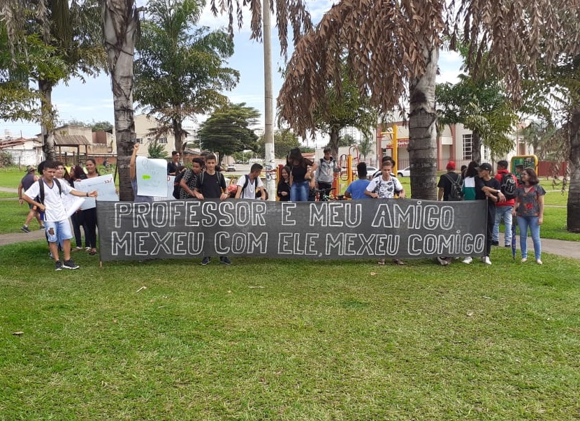 Professores protestam na Seduce contra a retirada de profissionais de apoio das escolas