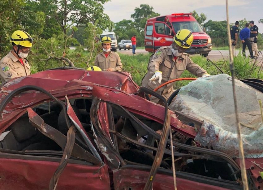 Bombeiros atendem ocorrência na BR-153, em Santa Tereza de Goiás. Jovem de 22 anos morreu no acidente