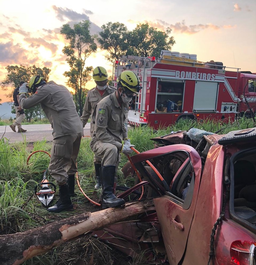O motorista não resistiu aos ferimentos e morreu no local. O acidente aconteceu na BR-153, em Santa Tereza de Goiás