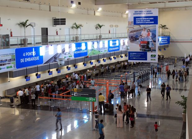 Pilotos e comissários de voo aprovam greve a partir de segunda-feira