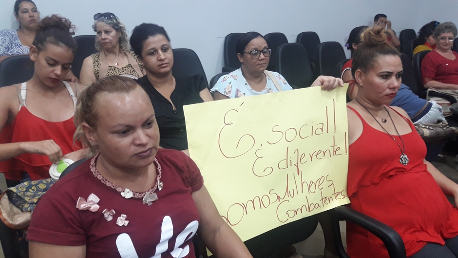 Grupos de mulheres foram até a Câmara da cidade em apoio ao PL. (Foto: Divulgação)