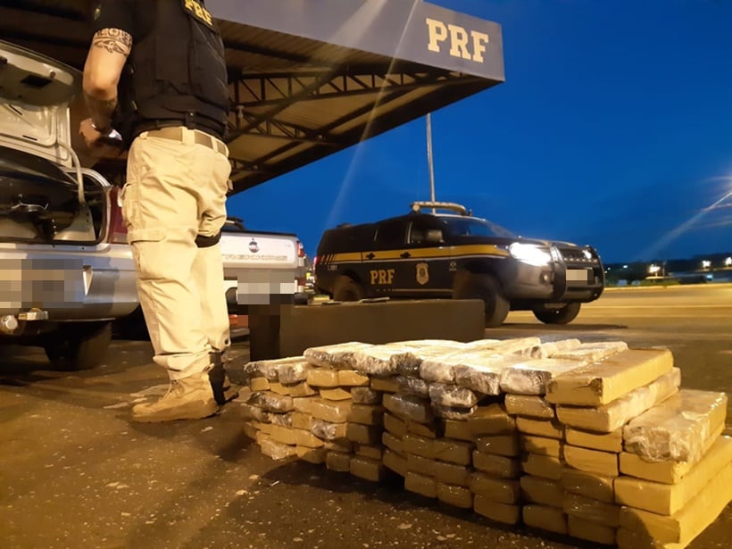 Em Rio Verde, irmãos são presos com 68 kg de maconha (Foto: PRF)