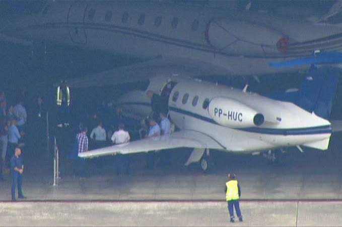 Huck afirmou que o avião faz parte da frota do Icon Taxi Aéreo e que "não tem qualquer influência para quem ela é fretada".