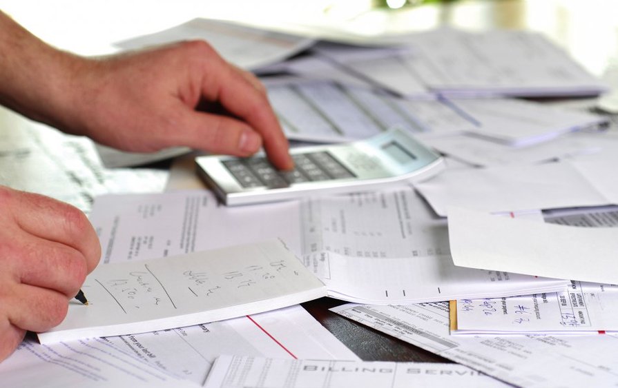 Empresas têm dificuldade para pagar contas, e calotes devem aumentar