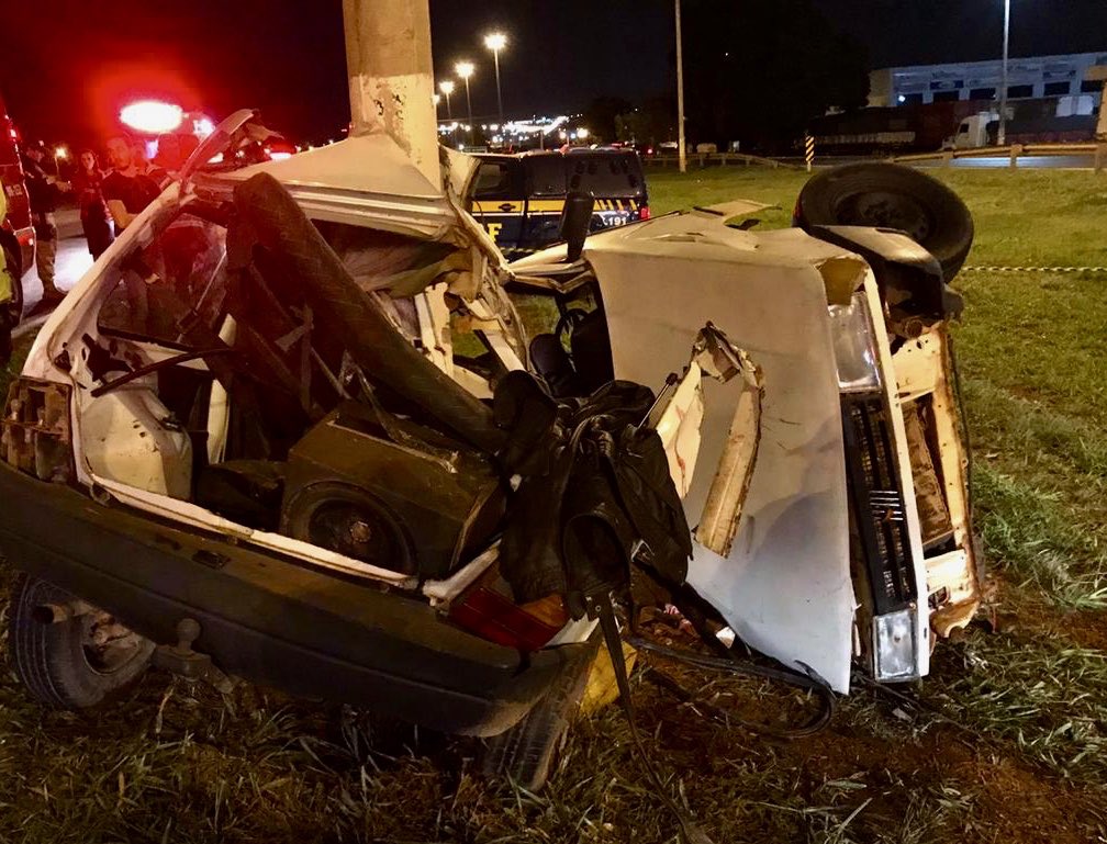 Duas morrem e três ficam feridos após carro colidir contra poste na BR-040, em Luziânia