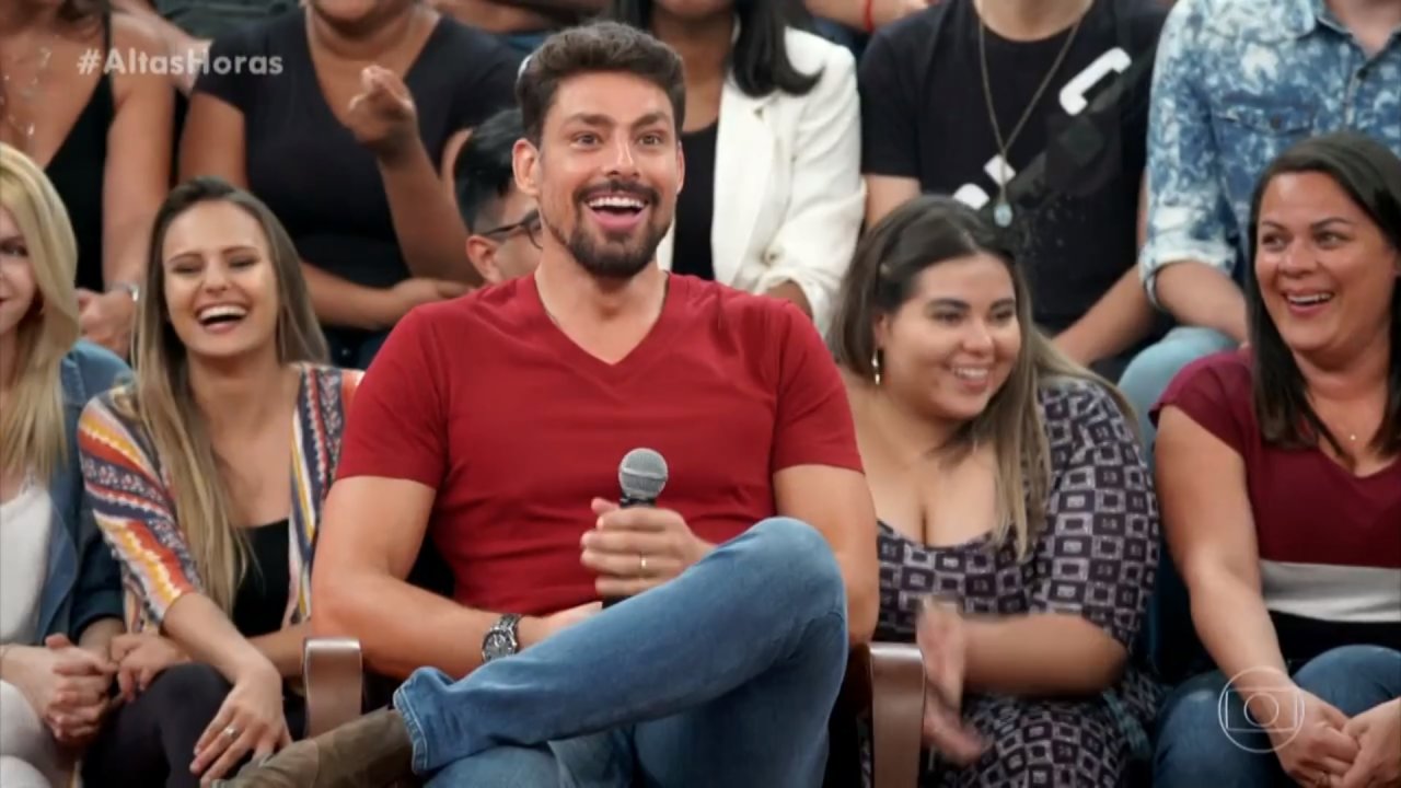 Cauã Reymond descobre significado de beijo grego no Altas Horas e fica chocado