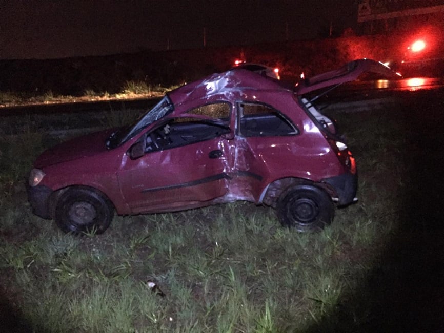 Motorista perdeu controle do carro e acabou batendo em um poste