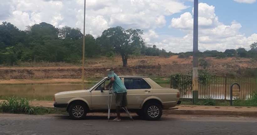 Deficiente físico é flagrado usando pedaço de madeira para acionar pedais de carro, em Aragarças