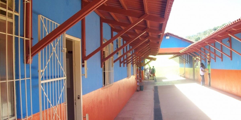 Adolescente com arma e facão ataca alunos em escola de MG; dois são feridos