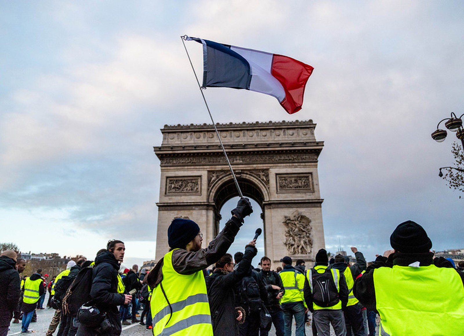 Os repórteres da Associated Press que cobriam as manifestações não viram nenhuma violência ou outra ação dos coletes amarelos para provocar a polícia (Foto: reprodução/Bloomberg)