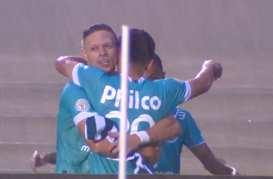 Goiás vence, ultrapassa Bahia e segue brigando por vaga na Libertadores