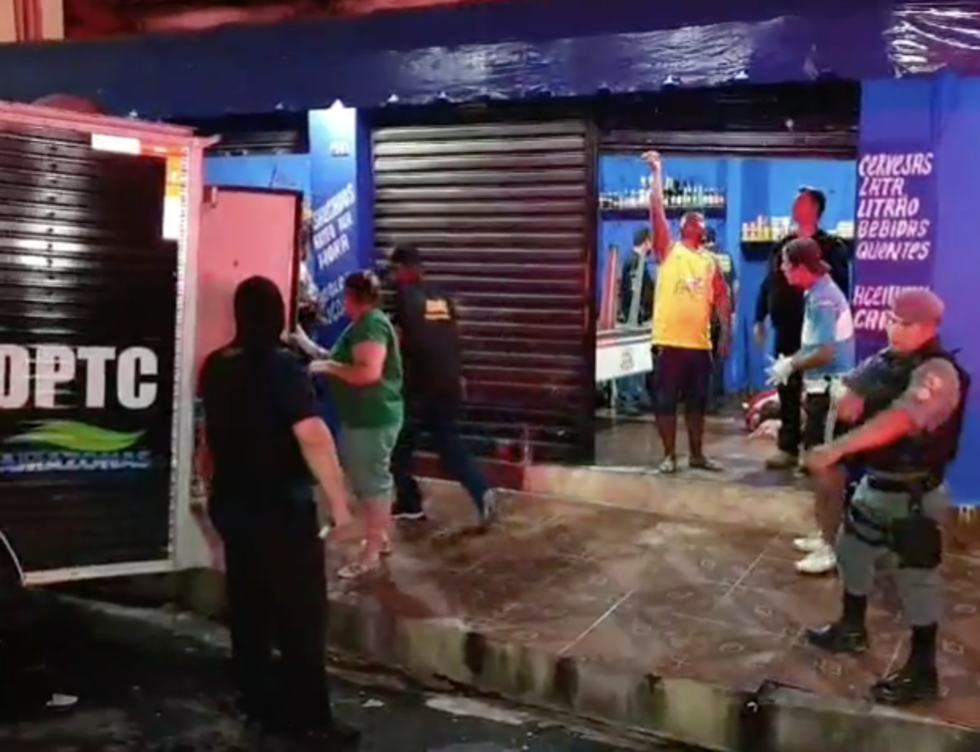 Segundo relatos de testemunhas à Polícia Militar (PM),  dois homens entraram e abordaram Milane Nascimento Mota, de 39 anos, e ordenaram que ela entregasse o seu aparelho celular.