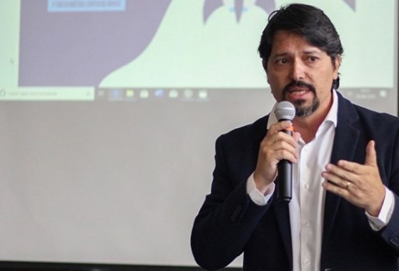 Artistas cobram medidas emergenciais ao secretário de Cultura