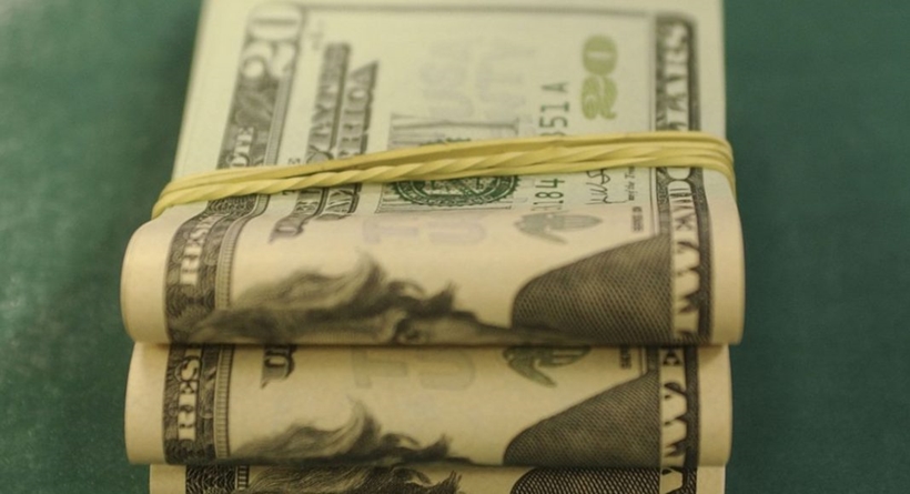 Dólar aproxima-se de R$ 5,30 e fecha no maior valor desde maio