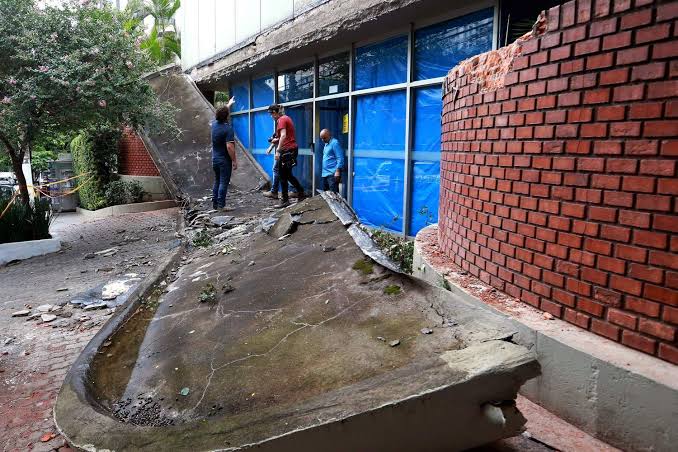 Dois jovens de 18 anos foram atingidos pela queda da marquise de um condomínio nos Jardins, na zona oeste de São Paulo, na noite da quarta-feira (13). Um morreu e outro ficou ferido.