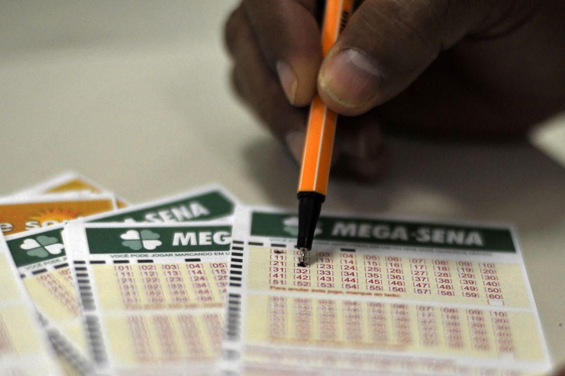 Ninguém acertou as seis dezenas do concurso 2.252 da Mega-Sena, realizado neste sábado em São Paulo. O  próximo concurso poderá pagar até R$ 20 mi (Foto: Marcello Casal Jr./Agência Brasil)
