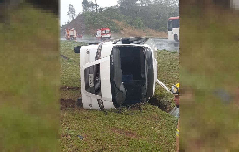Após o atendimento da PRF, motorista do micro-ônibus seguiu viagem; pista não foi interditada (Foto: Divulgação / PRF)