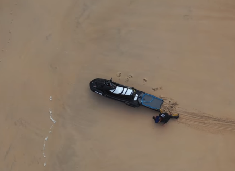 Pedro Scooby é socorrido após queda em onda gigante e diz que passou 'pior perrengue' de sua vida